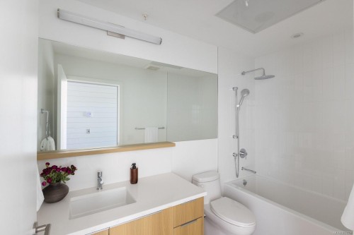 #401-9570 Fifth St, Sidney, BC - Indoor Photo Showing Bathroom