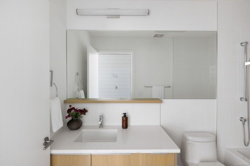 #401-9570 Fifth St, Sidney, BC - Indoor Photo Showing Bathroom
