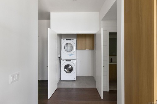 #401-9570 Fifth St, Sidney, BC - Indoor Photo Showing Laundry Room