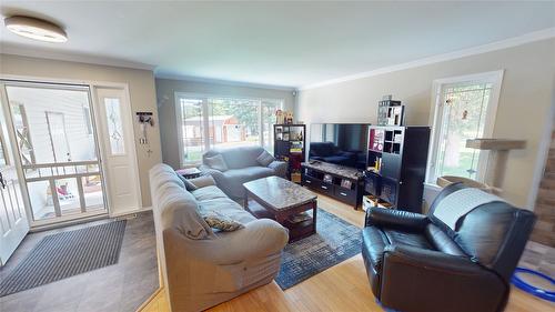 1857 Harris Road, Cranbrook, BC - Indoor Photo Showing Living Room