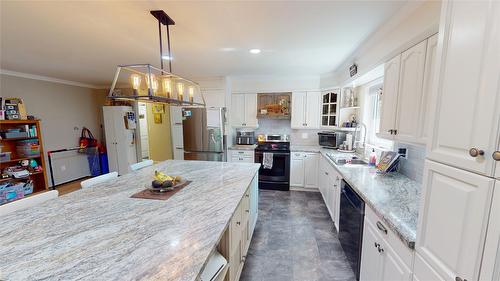 1857 Harris Road, Cranbrook, BC - Indoor Photo Showing Kitchen