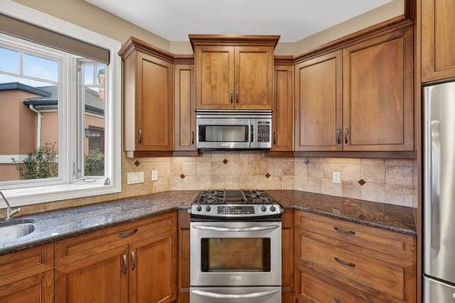 111-1910 Capistrano Drive, Kelowna, BC - Indoor Photo Showing Kitchen