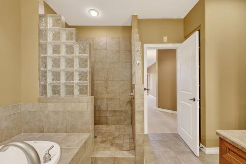 111-1910 Capistrano Drive, Kelowna, BC - Indoor Photo Showing Bathroom