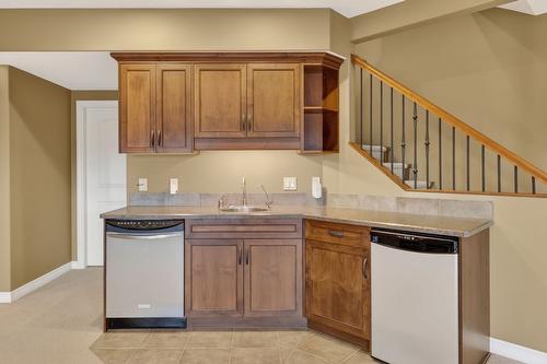 111-1910 Capistrano Drive, Kelowna, BC - Indoor Photo Showing Kitchen
