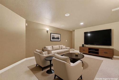 111-1910 Capistrano Drive, Kelowna, BC - Indoor Photo Showing Living Room