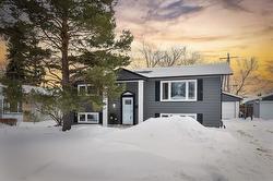 50 Fieldstone BAY  Winnipeg, MB R2Y 0R2