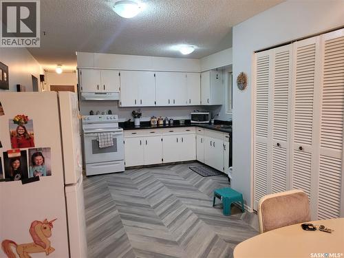 529 6Th Avenue E, Assiniboia, SK - Indoor Photo Showing Kitchen