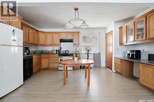 3117 Inver Crescent E, Regina, SK - Indoor Photo Showing Kitchen With Double Sink
