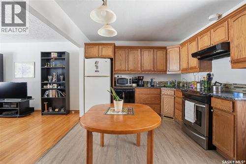 3117 Inver Crescent E, Regina, SK - Indoor Photo Showing Kitchen With Double Sink