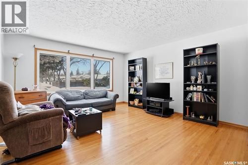 3117 Inver Crescent E, Regina, SK - Indoor Photo Showing Living Room
