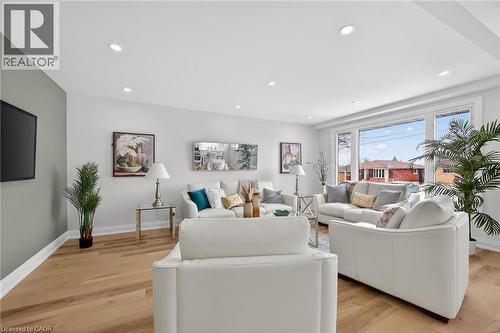 74 Victor Boulevard, Hamilton, ON - Indoor Photo Showing Living Room