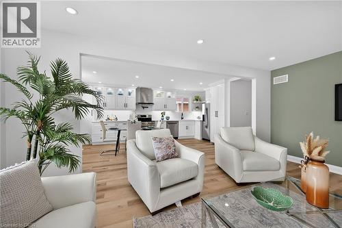 74 Victor Boulevard, Hamilton, ON - Indoor Photo Showing Living Room