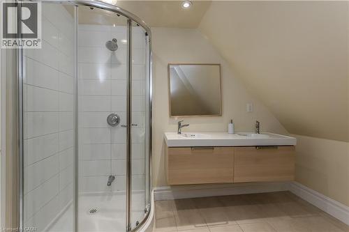 8 Mapleside Avenue, Hamilton, ON - Indoor Photo Showing Bathroom