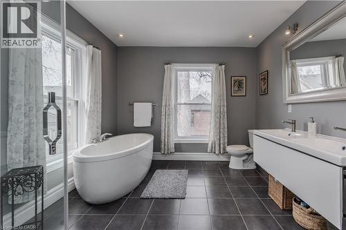 8 Mapleside Avenue, Hamilton, ON - Indoor Photo Showing Bathroom