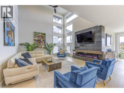 5442 Upper Mission Drive, Kelowna, BC - Indoor Photo Showing Living Room