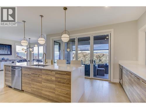 5442 Upper Mission Drive, Kelowna, BC - Indoor Photo Showing Kitchen With Double Sink With Upgraded Kitchen