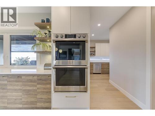 5442 Upper Mission Drive, Kelowna, BC - Indoor Photo Showing Kitchen