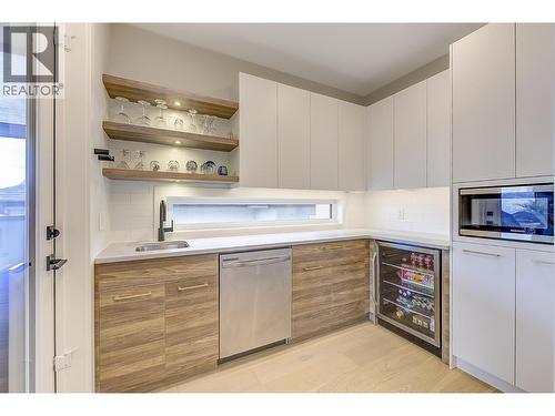 5442 Upper Mission Drive, Kelowna, BC - Indoor Photo Showing Kitchen