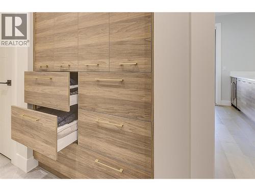 5442 Upper Mission Drive, Kelowna, BC - Indoor