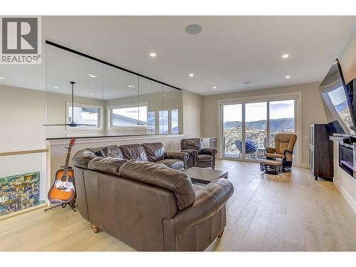 5442 Upper Mission Drive, Kelowna, BC - Indoor Photo Showing Living Room