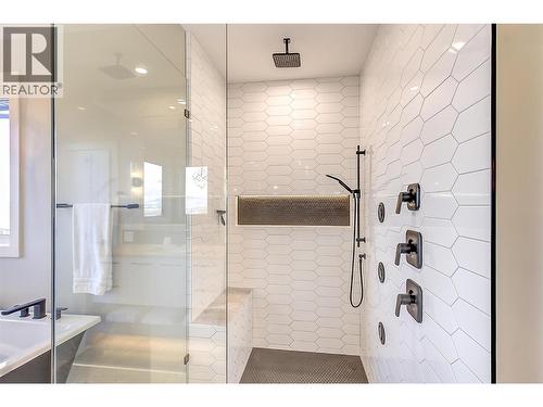 5442 Upper Mission Drive, Kelowna, BC - Indoor Photo Showing Bathroom