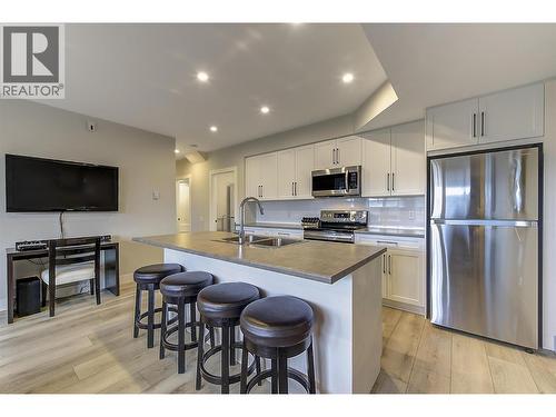 5442 Upper Mission Drive, Kelowna, BC - Indoor Photo Showing Kitchen With Double Sink With Upgraded Kitchen