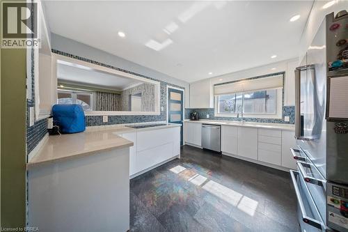 330 East 18Th Street, Hamilton, ON - Indoor Photo Showing Kitchen