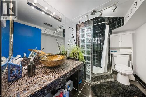 330 East 18Th Street, Hamilton, ON - Indoor Photo Showing Bathroom