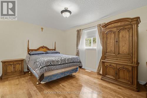 6431 Tenth Line W, Mississauga, ON - Indoor Photo Showing Bedroom