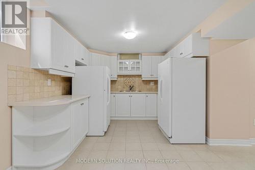 6431 Tenth Line W, Mississauga, ON - Indoor Photo Showing Kitchen