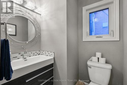 10 Lower Charlotte Street, Ottawa, ON - Indoor Photo Showing Bathroom