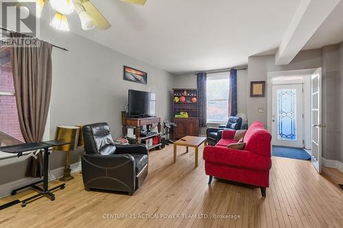 10 Lower Charlotte Street, Ottawa, ON - Indoor Photo Showing Living Room