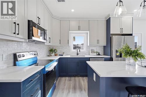 442 Kinloch Crescent, Saskatoon, SK - Indoor Photo Showing Kitchen With Upgraded Kitchen
