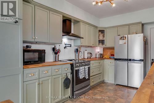 939 Beach Boulevard, Hamilton, ON - Indoor Photo Showing Kitchen