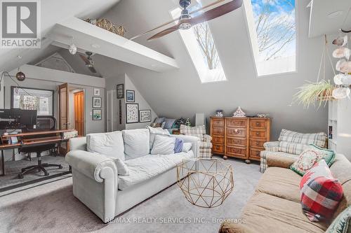 939 Beach Boulevard, Hamilton, ON - Indoor Photo Showing Living Room