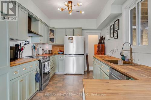 939 Beach Boulevard, Hamilton, ON - Indoor Photo Showing Kitchen