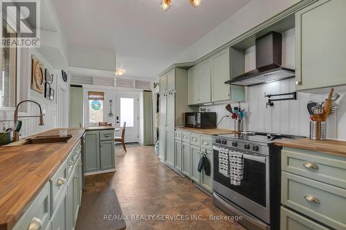939 Beach Boulevard, Hamilton, ON - Indoor Photo Showing Kitchen With Upgraded Kitchen