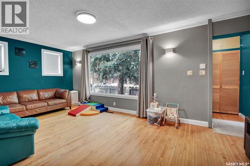 226 N Avenue S, Saskatoon, SK - Indoor Photo Showing Living Room