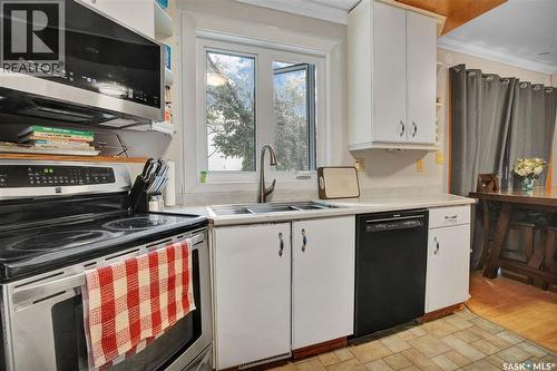 226 N Avenue S, Saskatoon, SK - Indoor Photo Showing Kitchen With Double Sink