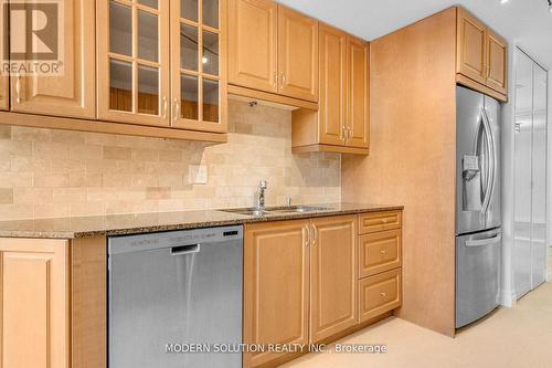 426 - 32 Clarissa Drive, Richmond Hill, ON - Indoor Photo Showing Kitchen With Double Sink