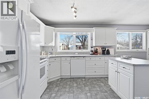 64 Craigie Bay, Regina, SK - Indoor Photo Showing Kitchen