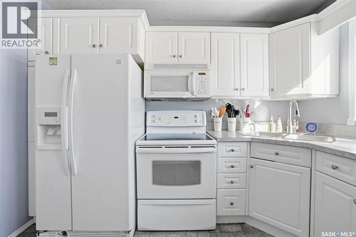 64 Craigie Bay, Regina, SK - Indoor Photo Showing Kitchen