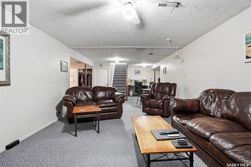 64 Craigie Bay, Regina, SK - Indoor Photo Showing Living Room