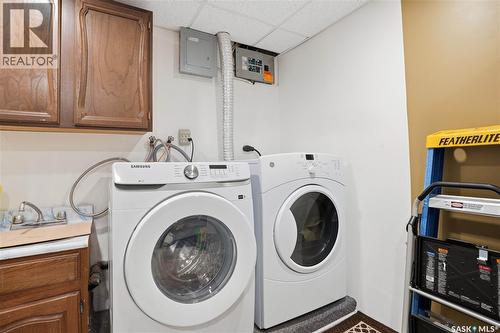 64 Craigie Bay, Regina, SK - Indoor Photo Showing Laundry Room