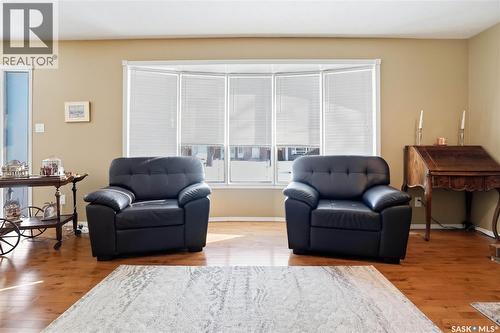 64 Craigie Bay, Regina, SK - Indoor Photo Showing Living Room