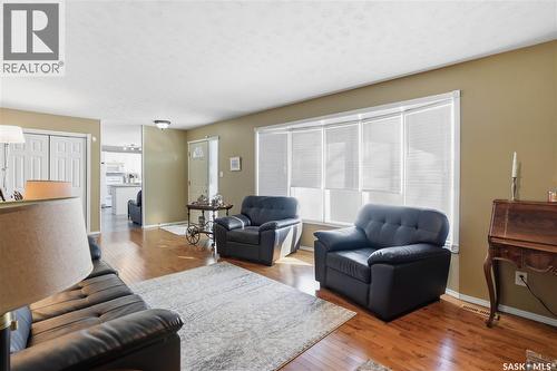 64 Craigie Bay, Regina, SK - Indoor Photo Showing Living Room