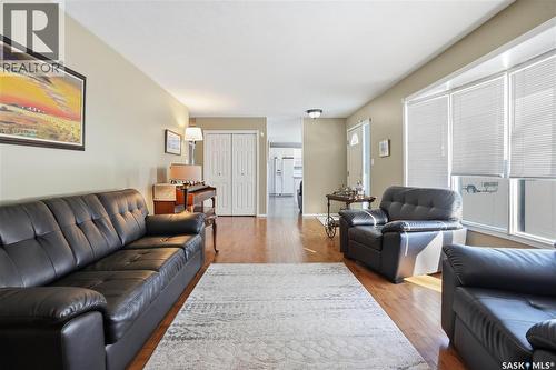 64 Craigie Bay, Regina, SK - Indoor Photo Showing Living Room