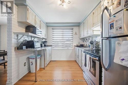 7493 Bybrook Drive, Mississauga, ON - Indoor Photo Showing Kitchen With Upgraded Kitchen