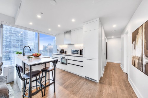 Living Room - 2807-720 Rue St-Jacques, Montréal (Ville-Marie), QC - Indoor Photo Showing Kitchen With Upgraded Kitchen