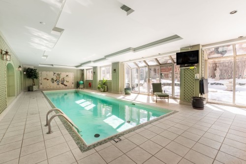 Piscine - 15-A-3430 Rue Peel, Montréal (Ville-Marie), QC - Indoor Photo Showing Other Room With In Ground Pool